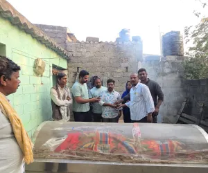 నిరుపేద కుటుంబానికి బీజేపీ డివిజన్ అధ్యక్షుడు ఆర్థిక సాయం