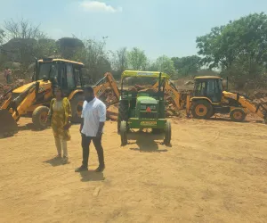 అక్రమంగా మట్టి తరలింపును అడ్డుకున్న అధికారులు....