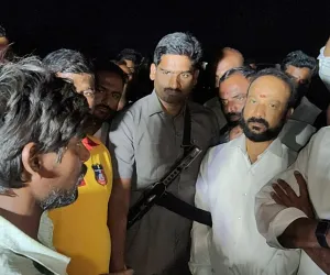 విద్యుత్ టవర్ ఎక్కి యువకుడు హల్ చల్ ...